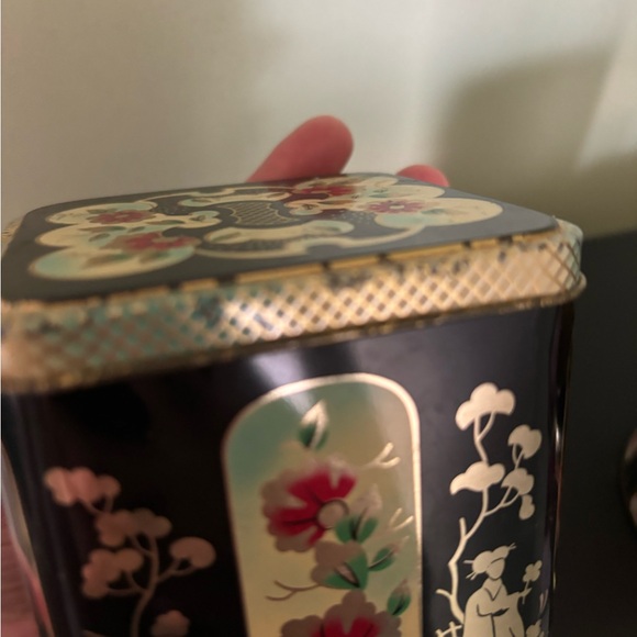 Lot of 2 Vintage Tea Tins ~ Design By Daher Floral Tin & Hinged Geisha Tin - Picture 7 of 8